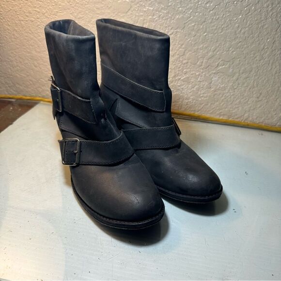 MIA Gray Leather Double Buckle Pull On Stacked Heel Ankle Boots Size 9M - Picture 1 of 8